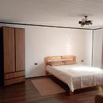 на пагорбі *