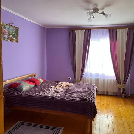 на пагорбі *