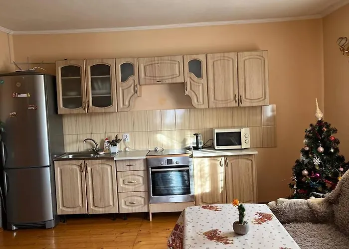 на пагорбі *